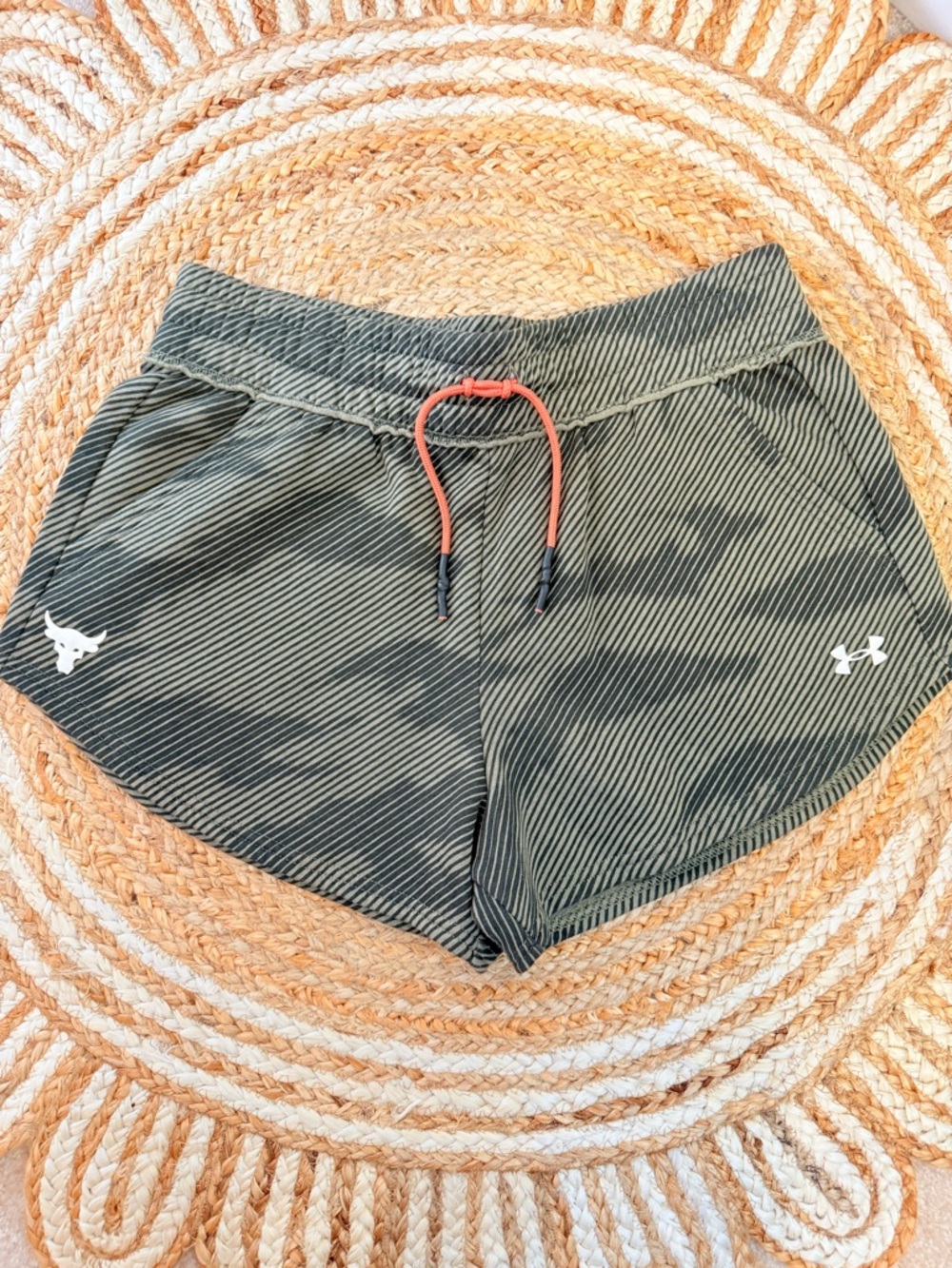 🌾 Under Armour Women's Olive‎ Green Athletic Shorts